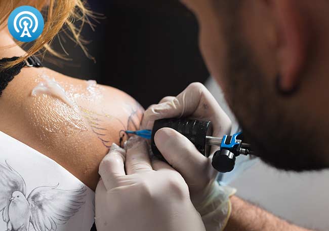 Un reciente estudio demuestra que los tatuajes de tinta negra