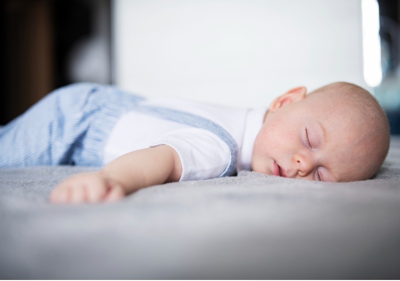 Bebê morre sufocado após dormir na cama entre os pais - Mundo